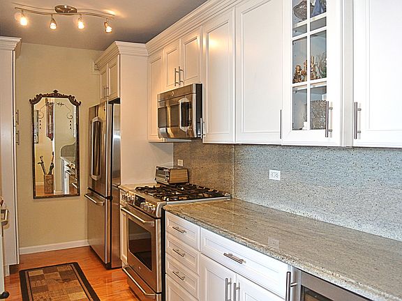 3rd image of 27010 Grand Central Pkwy APT 6X