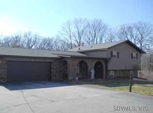 7118 Walnut Ln, Millstadt, IL 62260