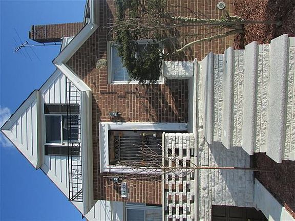 2nd image of 6453 Ellwell Cres
