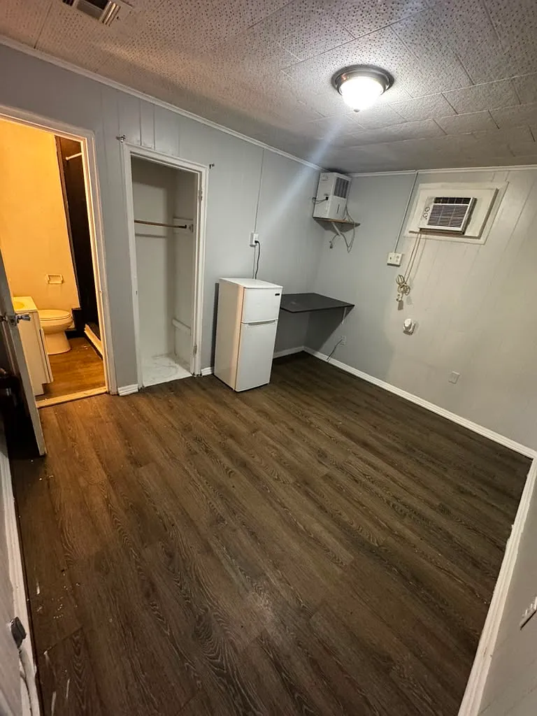 Studio, $900 — Photo 2