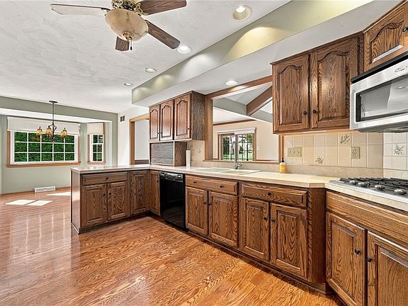 3rd image of 110 Chapel View Dr