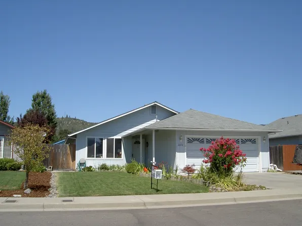 2216 SW Bridge St, Grants Pass, OR 97526