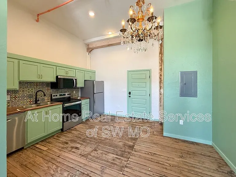 320 W Walnut St #207 — Photo 1