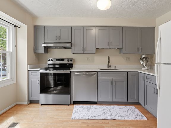 3rd image of 7821 Fairborn Ct