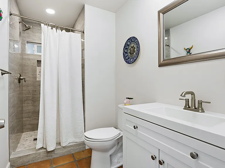 420 Hutchison St #B — Photo 8