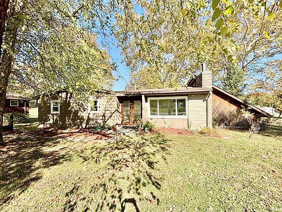 3rd image of 321 E Dewey Dr