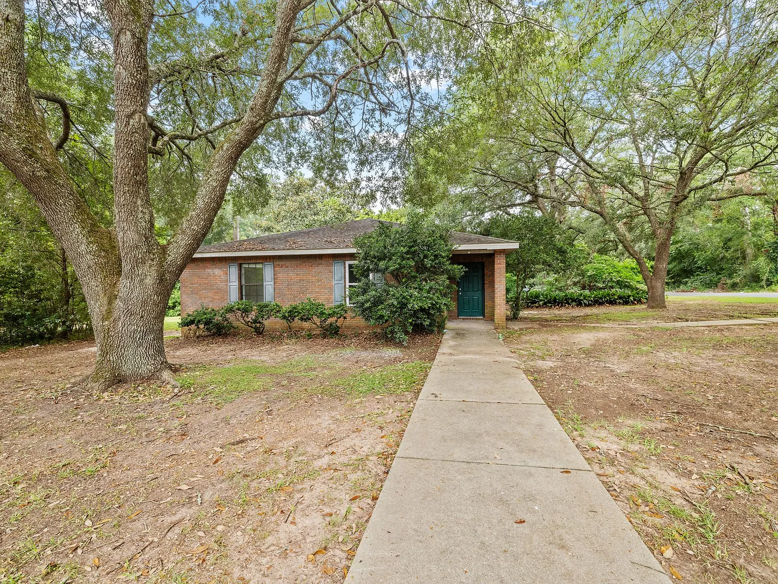 1901 HoneySuckle Drive — Photo 2