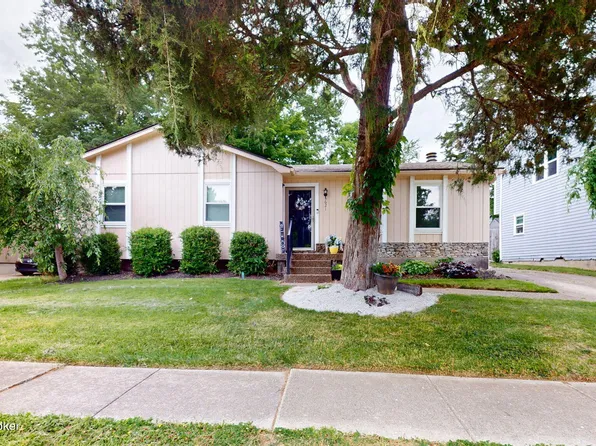 5621 Wooded Lake Dr, Louisville, KY 40299