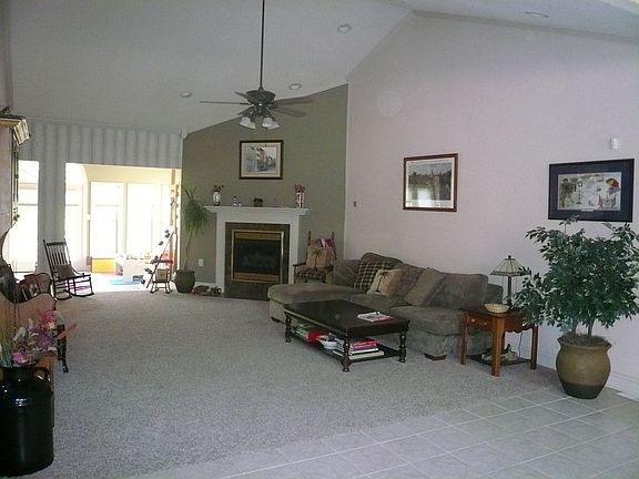 Great Room w vaulted ceiling