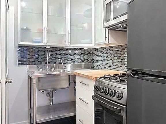3rd image of 24 Cornelia St APT 19