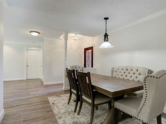 2nd image of 1014 Park Knoll Ln