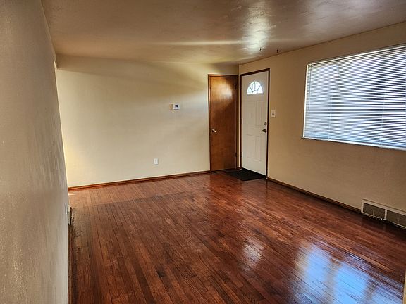 Living room (2nd pic)