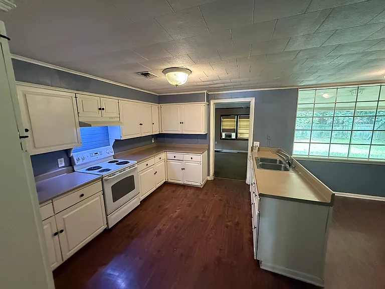 210 N Steele Ave #A — Photo 9