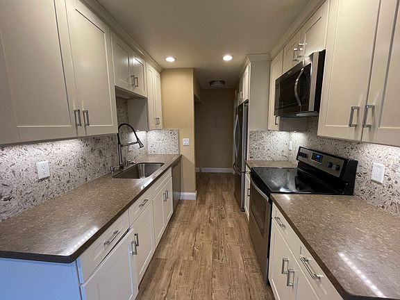 5th image of 404 Pinehurst Ave #406