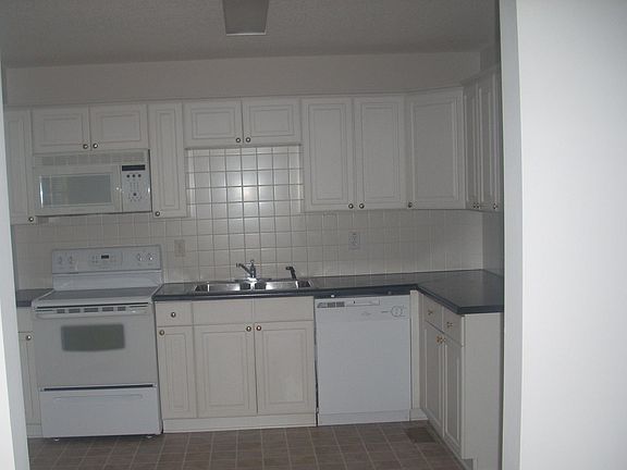 4th image of 19 Denver Dr