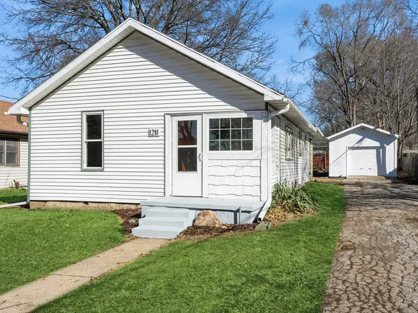 1211 E 32nd St, Des Moines, IA 50317