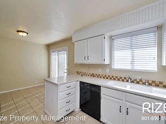 3rd image of 5483 W Saguaro Dr