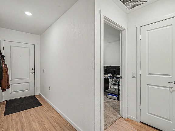 3rd image of 530 Primrose Ln