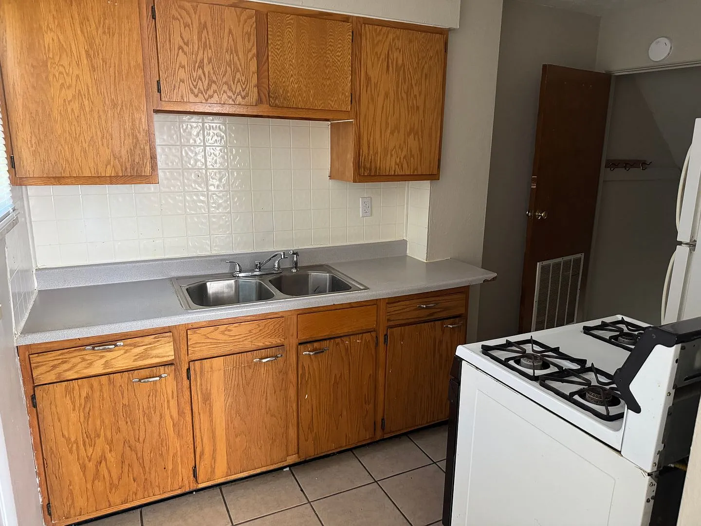 4052-4054 Halsey Place — Photo 4