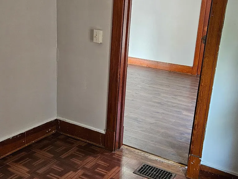 2304 Thor Ave #UPPER — Photo 8