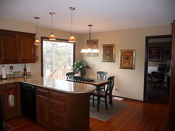 5th image of 401 Oak Valley Ct