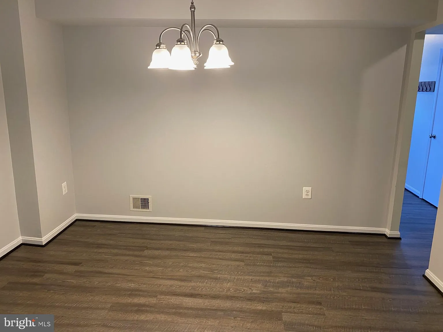 3 bed, 1.5 bath, 2040 sqft, $2,200 — Photo 3