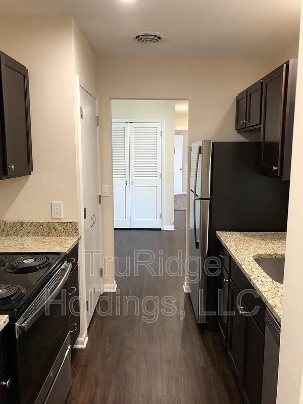 2 bed, 1.0 bath, 800 sqft, $1,295 — Photo 3