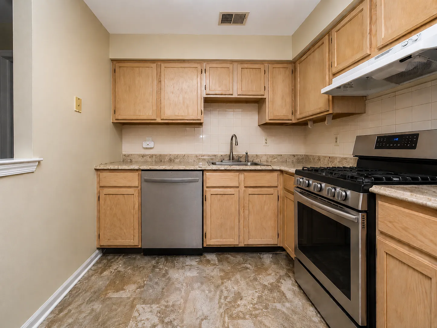 2 bed, 1034 sqft, $2,449 — Photo 4