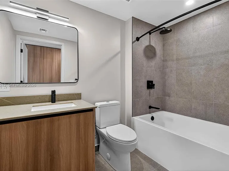 121 NE 5th St #901A — Photo 11