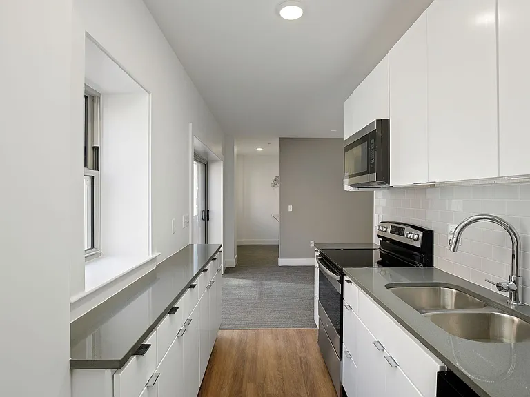 The Netherland Apartments — Photo 22