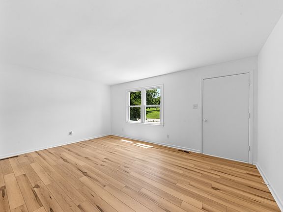 5th image of 548 Spring St