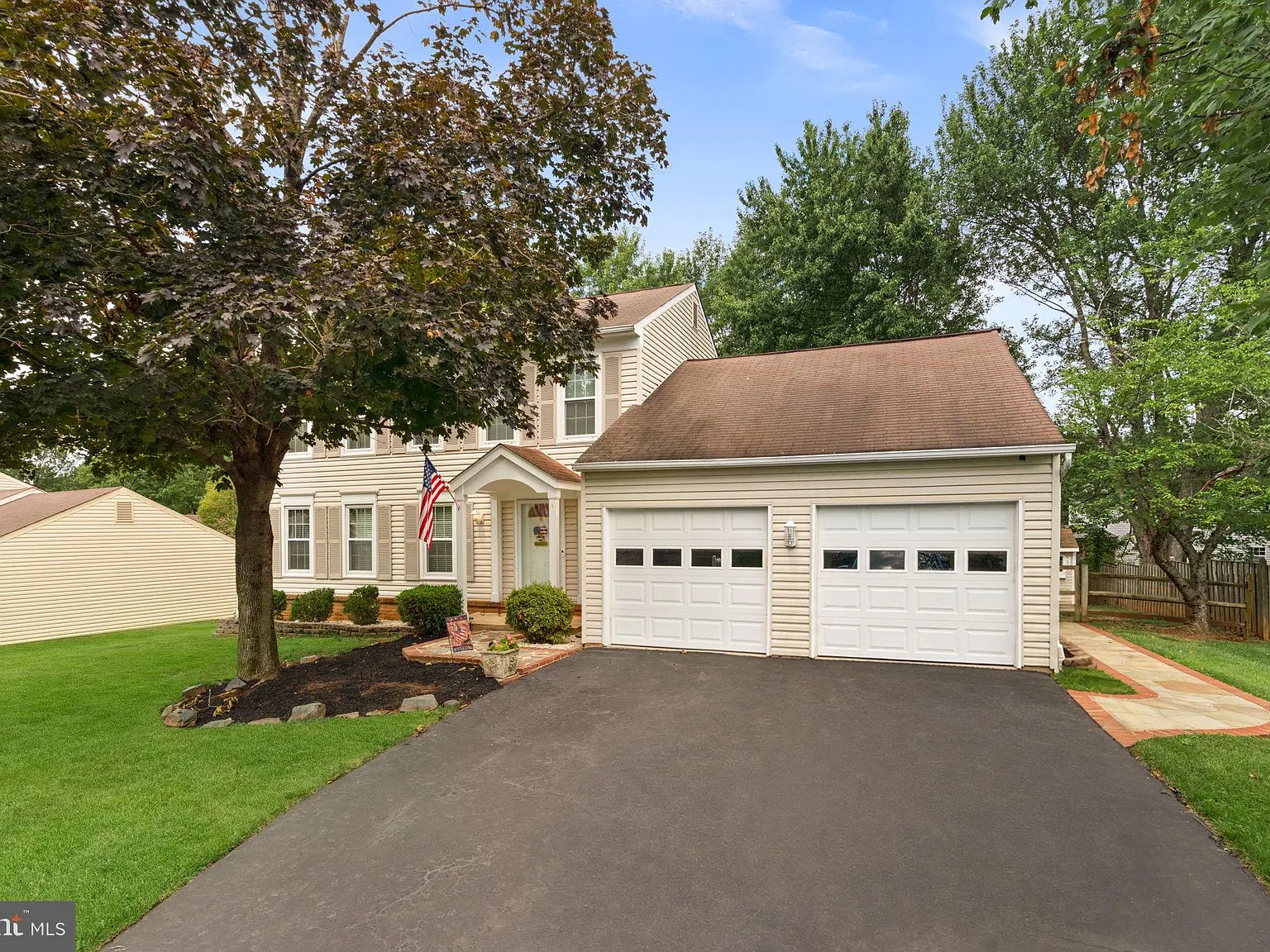 4 bed, 2.5 bath, 2304 sqft, $4,000 — Photo 3