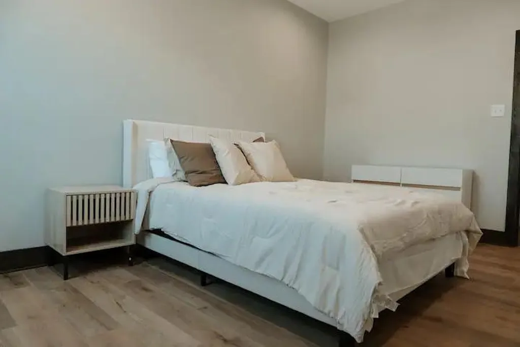 2 bed, 2.5 bath, 1220 sqft, $4,500 — Photo 3