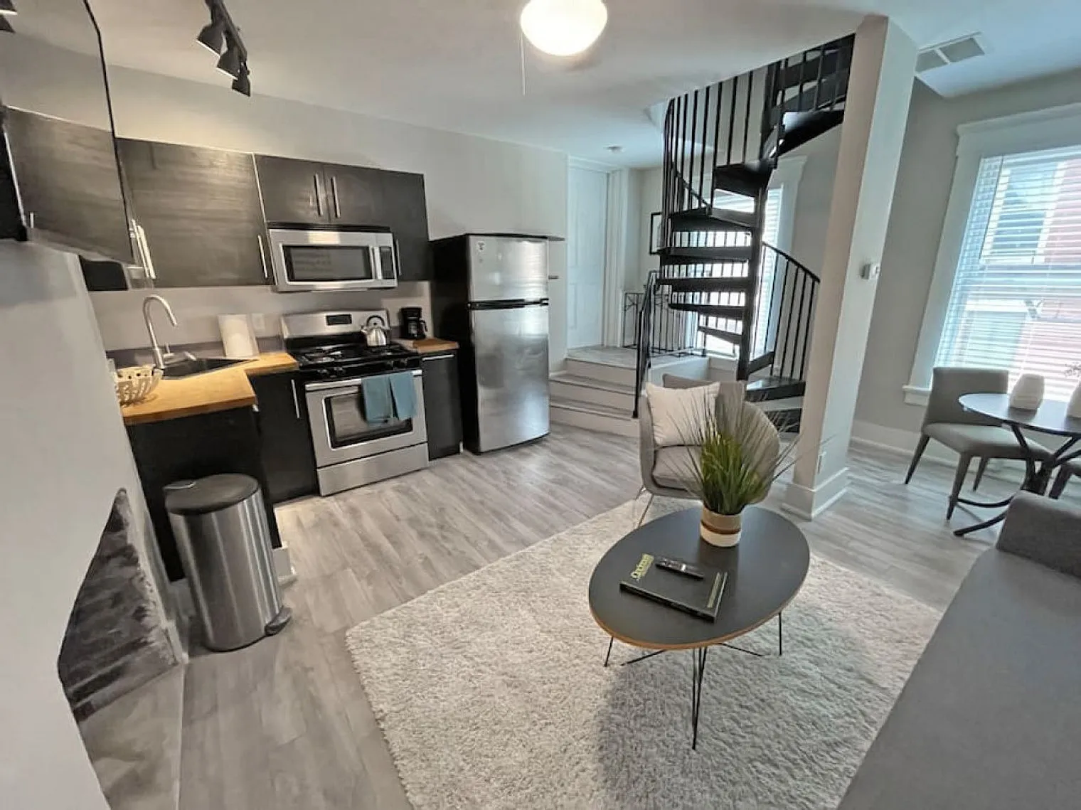 5 bed, 4.0 bath, 2798 sqft, $9,668 — Photo 3