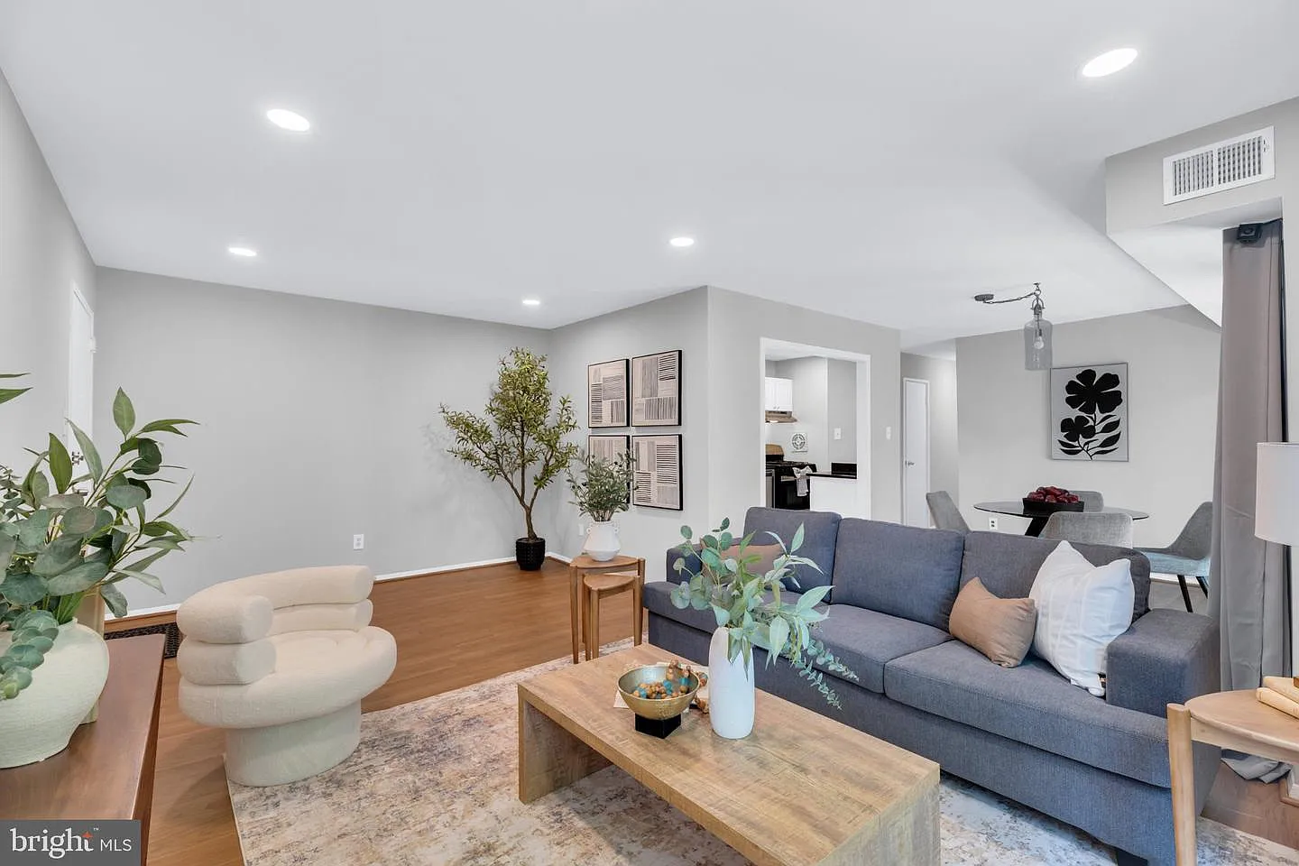 2 bed, 929 sqft, $2,400 — Photo 2