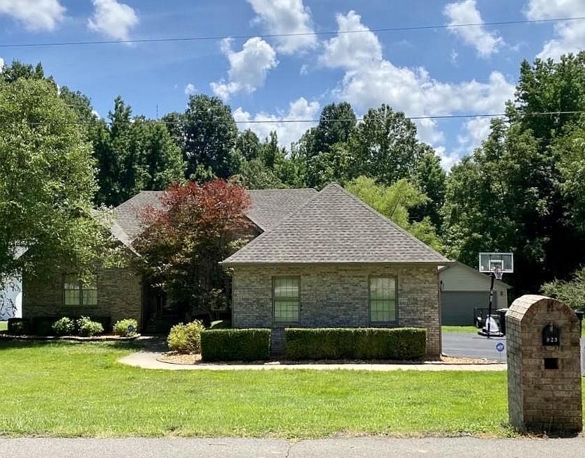 1st image of 823 University Cir