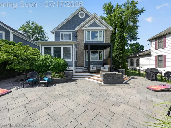 240 Rosebud Ct, Walled Lake, MI 48390