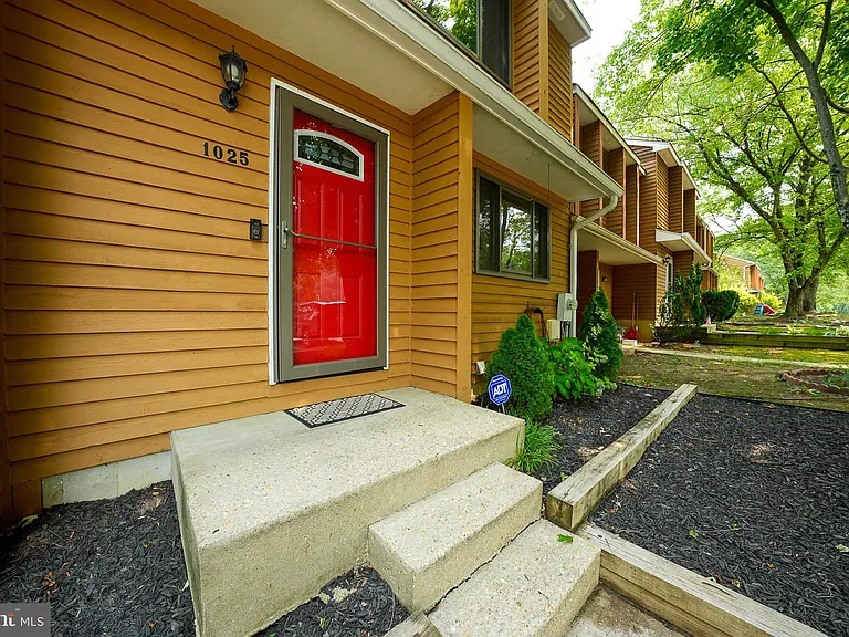 1025 Commanders Way N — Photo 2