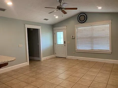 3 bed, 1365 sqft, $3,200 — Photo 3