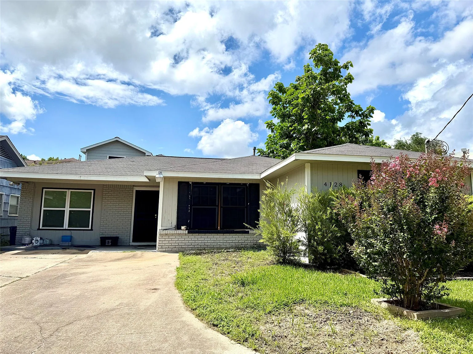 3 bed, 2.0 bath, 2292 sqft, $2,600 — Photo 2
