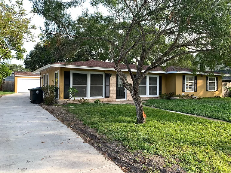 324 Pasadena Pl — Photo 2