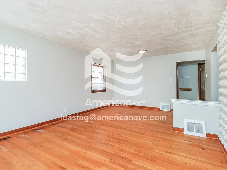 1471560_002_wm_-_living_room_12892582.jpg