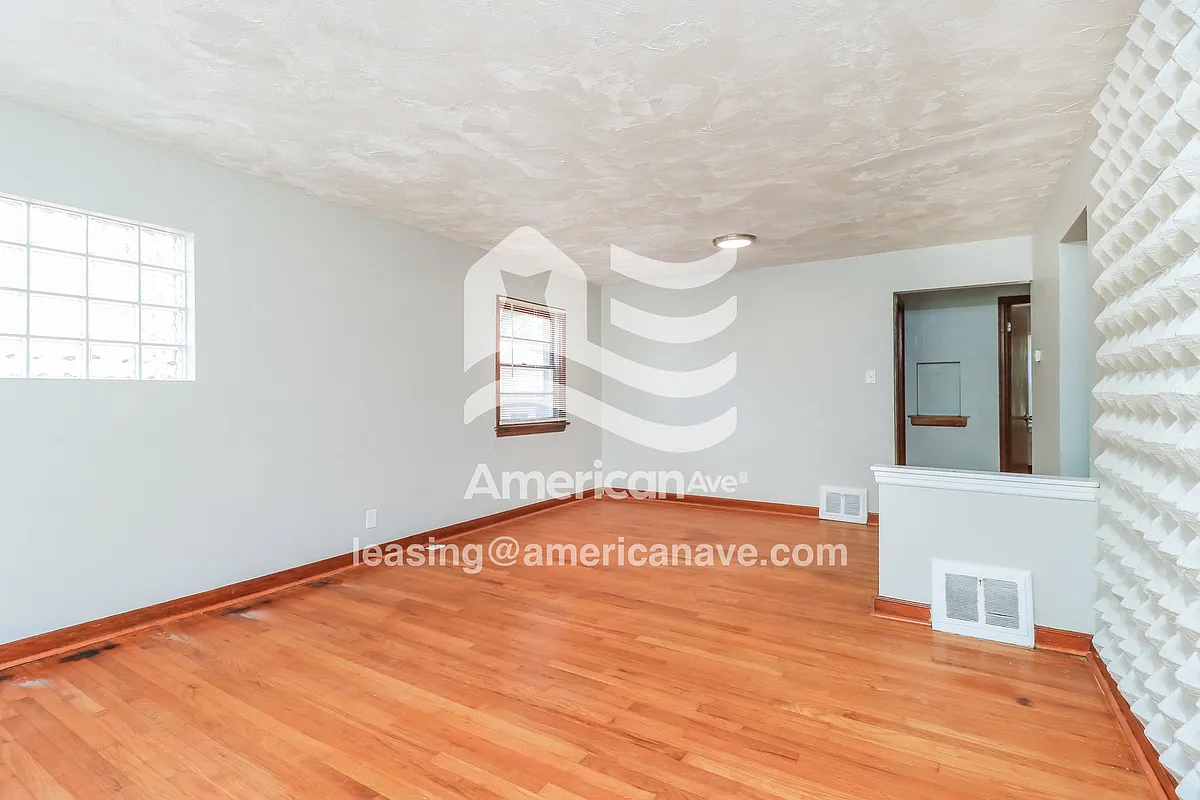 1471560_002_wm_-_living_room_12892582.jpg - 4422 June Ave