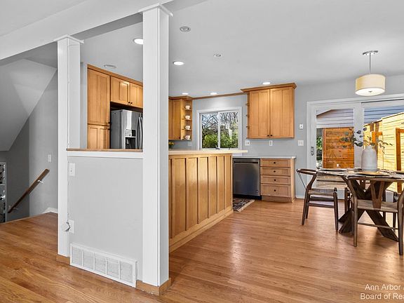 5th image of 2241 Hilldale Dr