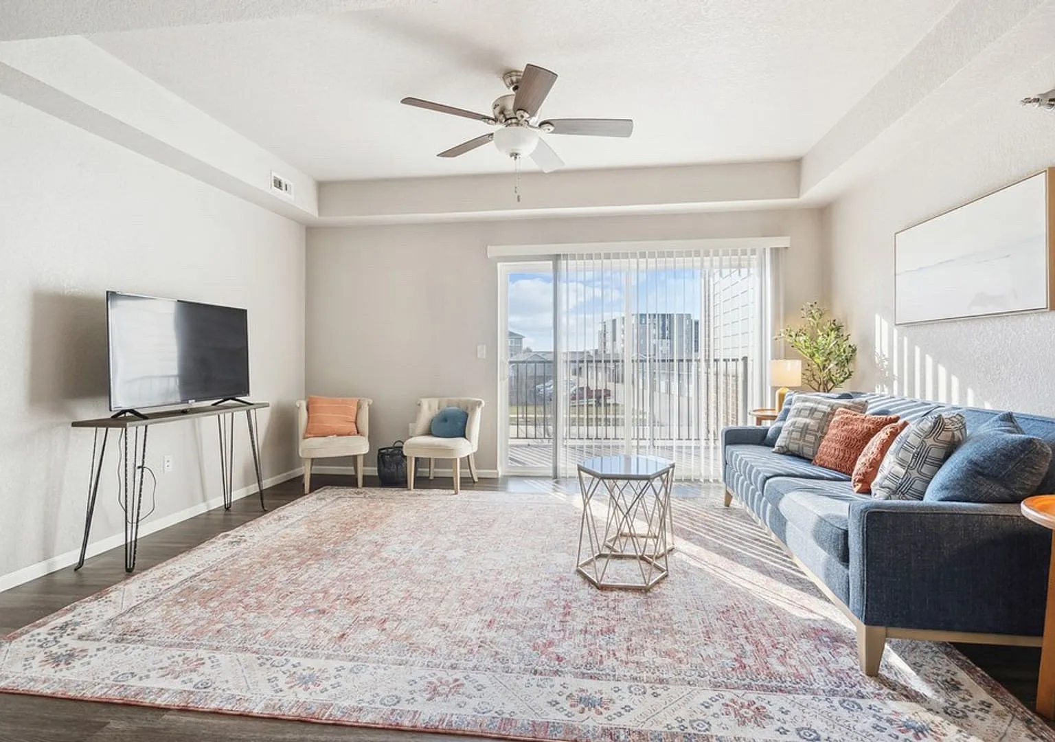 2 bed, 1054 sqft, $1,313 — Photo 2