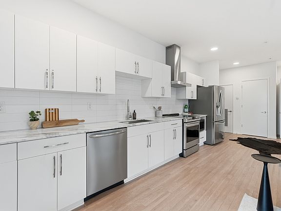 5th image of 806 Olympic St #200