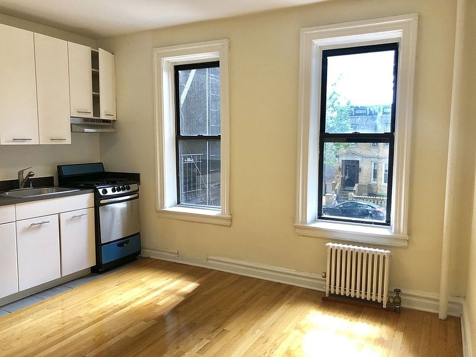 2nd image of 3242 33rd St APT B3