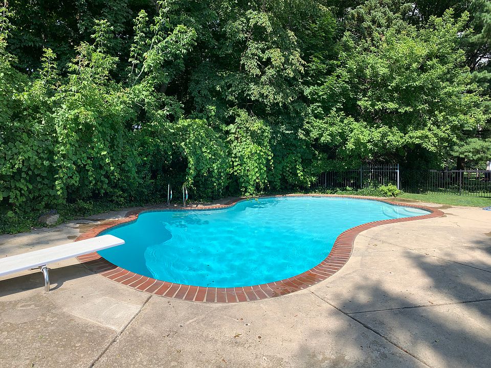 2nd image of 10261 Creekwood Cir
