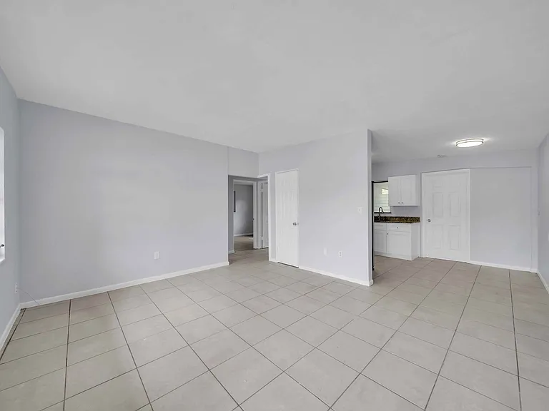 1527 Gardenia Ave — Photo 3