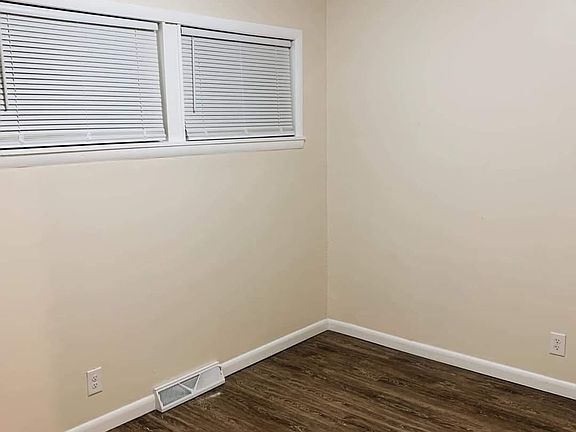5th image of 302 W Lenox Ave